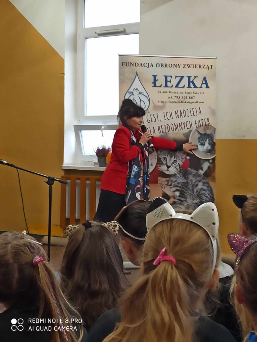 Z miłości do zwierząt. Spotkanie z Romą Rappe w szkole w Bieniądzicach zorganizowane z inicjatywy wieluńskiej Fundacji Łezka