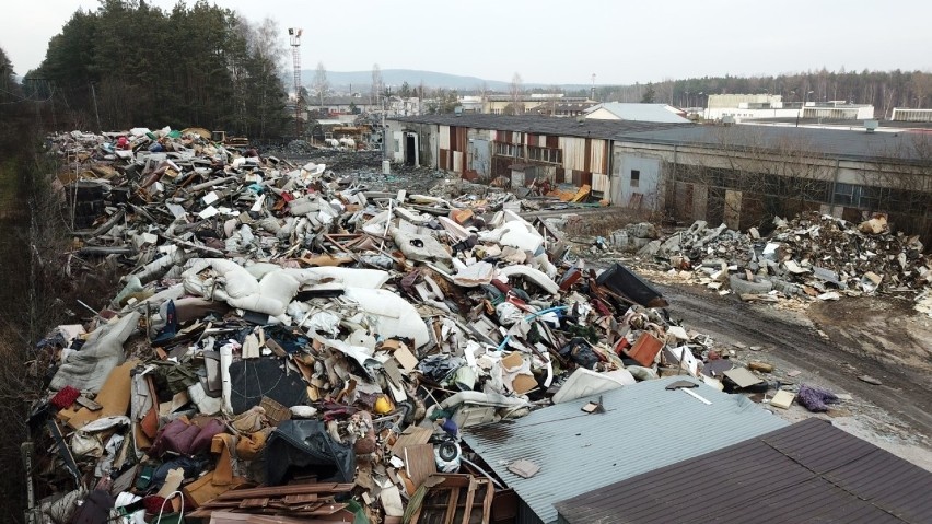Nielegalne składowisko śmieci w Kielcach. Awaria w Promniku uniemożliwia wywózkę (ZDJĘCIA)