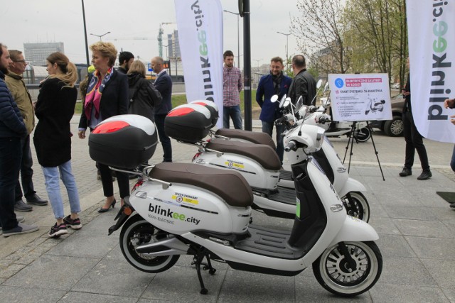 Elektryczne skutery w Łodzi. Wypożyczanie skuterów w systemie blinkee.city