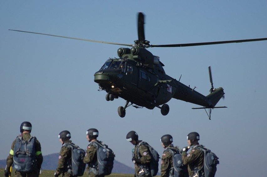 Bielsko-Biała: żołnierze 6 Brygady Powietrznodesantowej skakali ze spadochronem szybującym ZDJĘCIA
