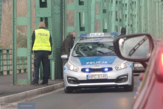 Korek na moście we Włocławku - szybka akcja policji. Okazało się, że kierowca był bez uprawnień.