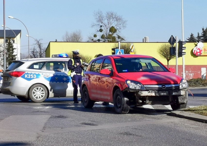 Zderzenie opla z quadem na ul. Borelowskiego w Przemyślu. Do szpitala trafił 64-latek [ZDJĘCIA]