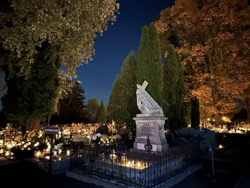 Wieluński cmentarz rozświetlony zniczami 1 listopada.  Zobacz nekropolię po zmroku w dniu Wszystkich Świętych