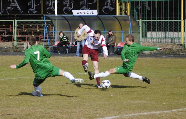W meczu z Powiślem (na zielono) defensywę tej drużyny raz po raz niepokoił Łukasz Racki (w środku), ale jego Wierzyca przegrała.