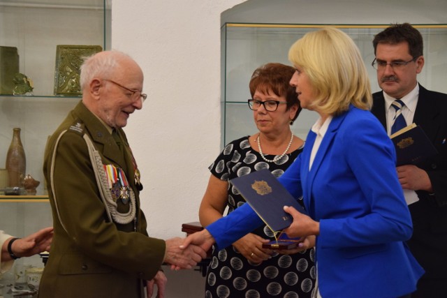 Danuta Madej wręcza odznaczenie Stanisławowi Janowskiemu