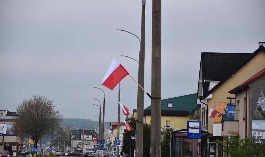 Dzień Flagi w Rumi. Biało - czerwony kolor ozdobił główne ulice i nie tylko| ZDJĘCIA