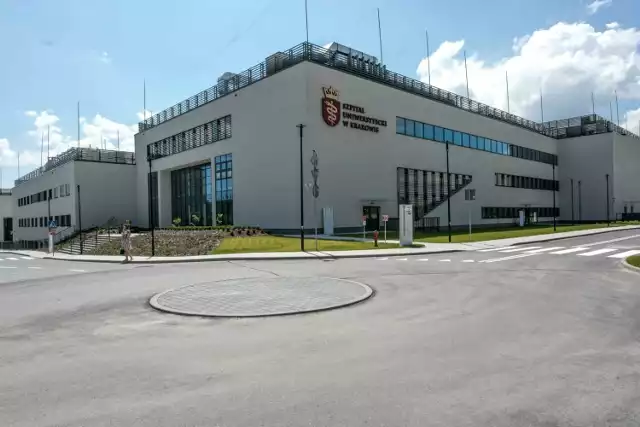 Szpital Uniwersytecki w Krakowie, jak też 18 innych ośrodków w kraju, które w ramach wdrożonego w 2022 roku programu KOS-BAR zoperowały już 2500 osób z otyłością olbrzymią.