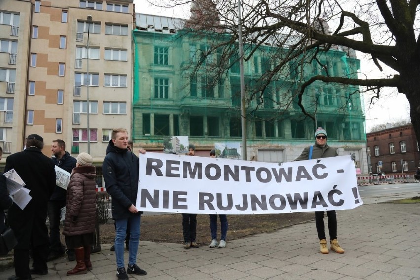 Protest w obronie zabytkowego budynku po hotelu Piast [WIDEO]