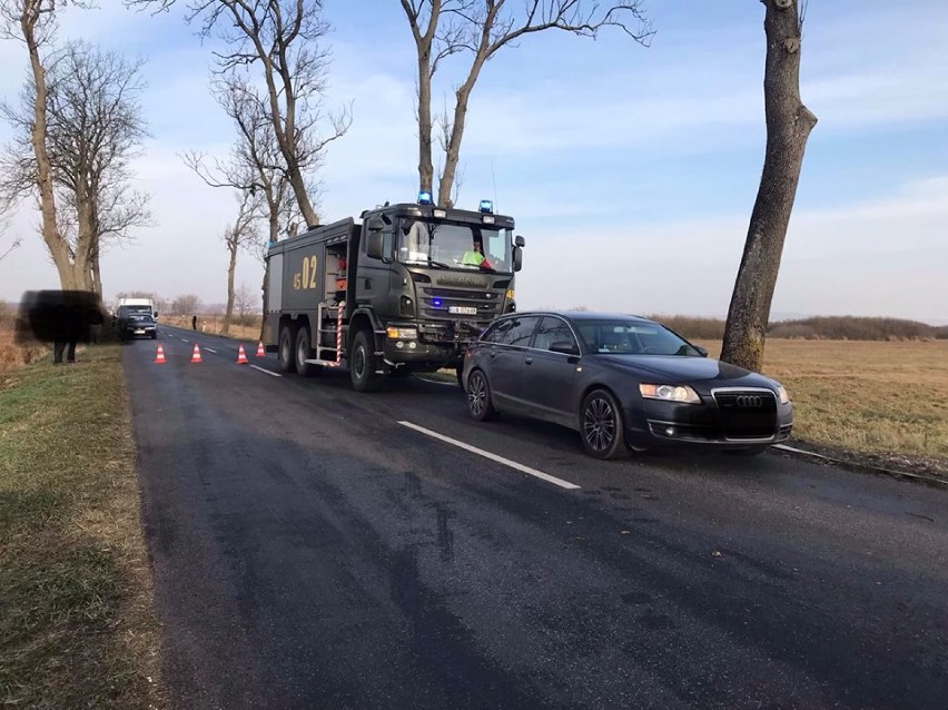 Wypadek na trasie Szamocin - Białośliwe. Samochód osobowy uderzył w drzewo (FOTO)