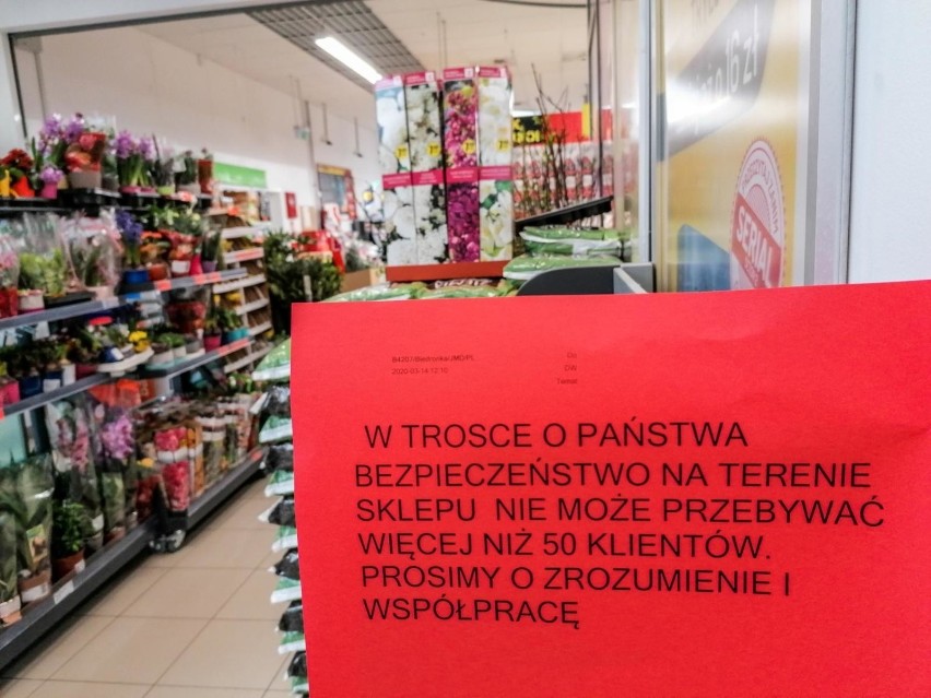 Żeby ułatwić zachowanie odstępu między kupującymi, sklepy...