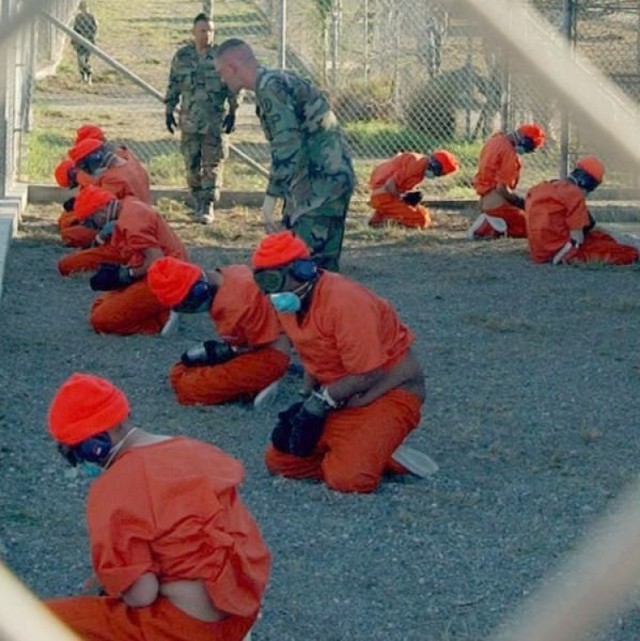 Więźniowie w bazie Guantanamo. Wikimedia Commons.