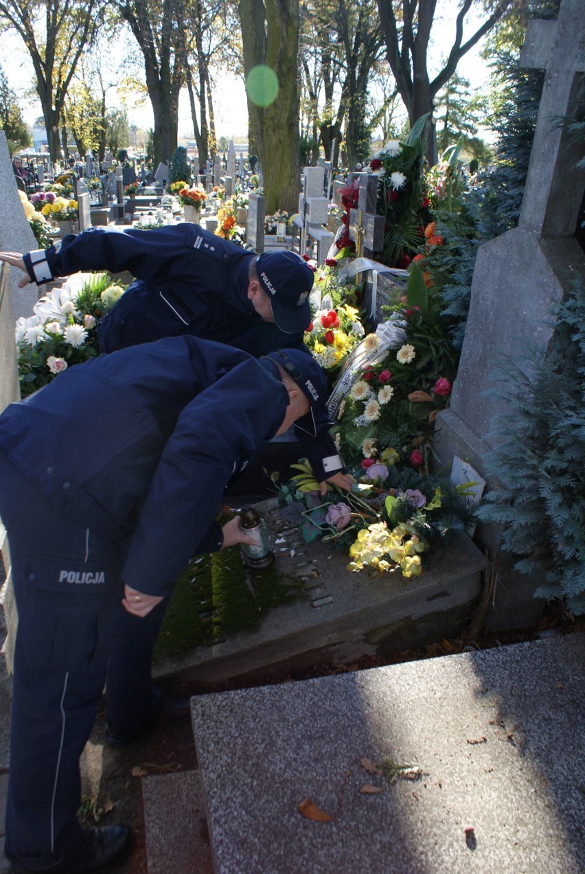 Łęczyccy komendanci na grobach poległych i zmarłych policjantów