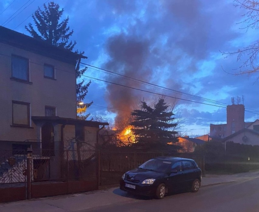 Pożar domu w Piotrkowie na ul. Włókienniczej [FOTO, WIDEO]