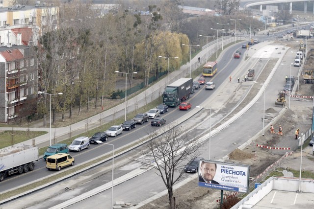 Mieszkańcy ul. Strzegomskiej skarżą się, że po przebudowie drogi wzrósł poziom hałasu.