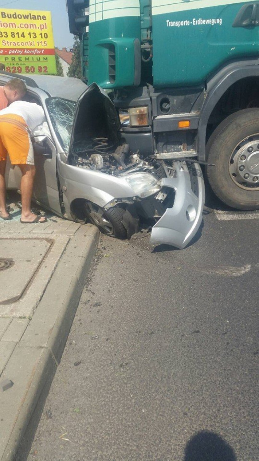Wypadek w Bielsku-Białej. Zderzenie osobówki z ciężarówką, cztery osoby ranne