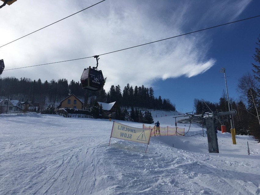 Narciarski weekend w Beskidach: piękna pogoda, tłumy narciarzy i sznur aut. Niedługo zmiana pogody (ZDJĘCIA)