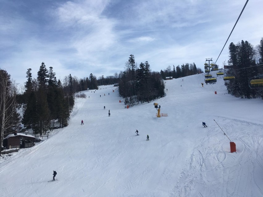 Narciarski weekend w Beskidach: piękna pogoda, tłumy narciarzy i sznur aut. Niedługo zmiana pogody (ZDJĘCIA)