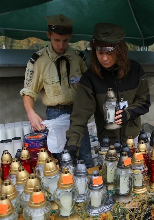 Harcerze w Piotrkowie rozpoczęli sprzedaż zniczy pod cmentarzami
