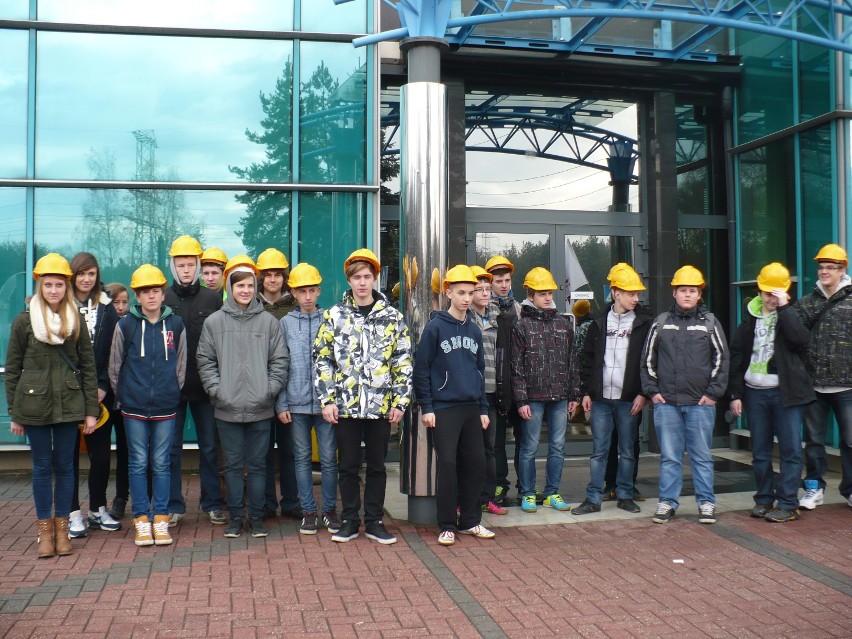 Uczniowie przed wejsciem na zakład elektrowni.
