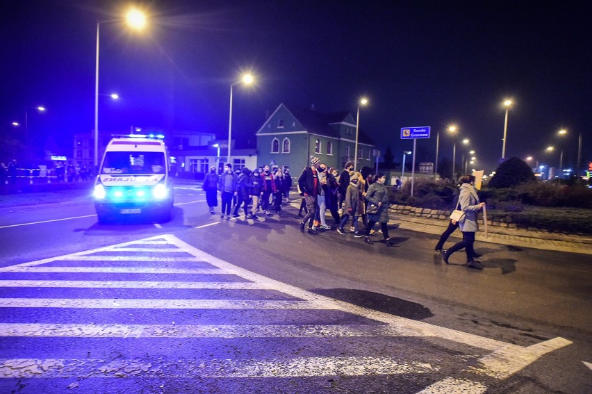 Leszno. Sobotnia  ,,techno blokada'' ronda Gronowo. Tańce w ramach strajku kobiet nie wszystkim się spodobały [ZDJĘCIA i FILM]