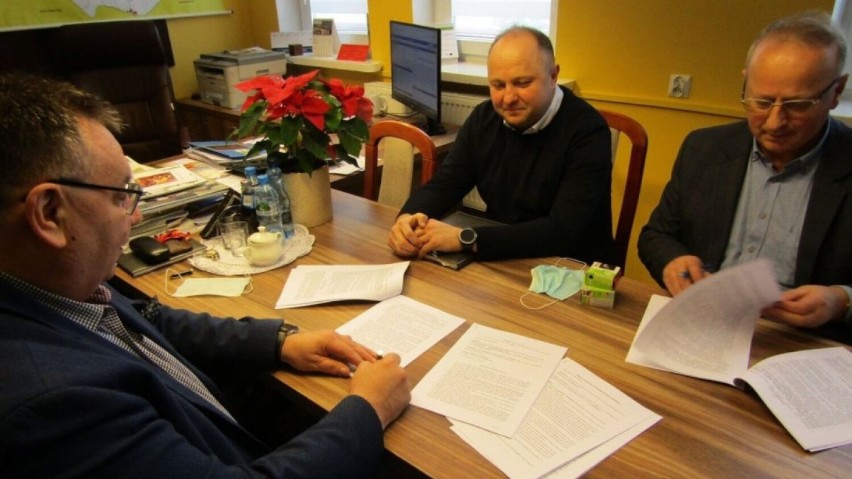Wójt Marek Szczypior podpisał umowę z Przedsiębiorstwem...