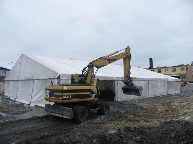 Namiot nad Orlikiem pozwoli prowadzić budowę bez względu na pogodę