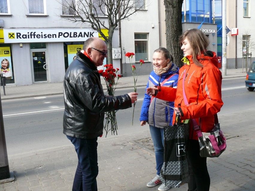 SLD w Bełchatowie rozdawało kwiaty z okazji Dnia Kobiet 