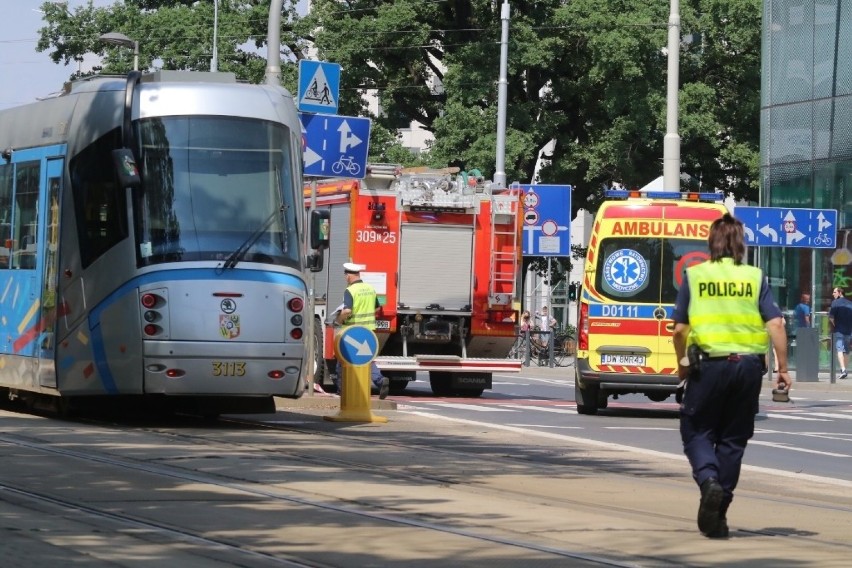 16.07.2021. Kobieta wpadła pod tramwaj w centrum Wrocławia....