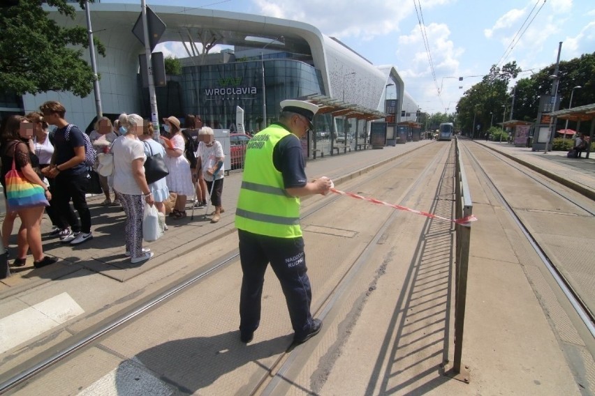 16.07.2021. Kobieta wpadła pod tramwaj w centrum Wrocławia....