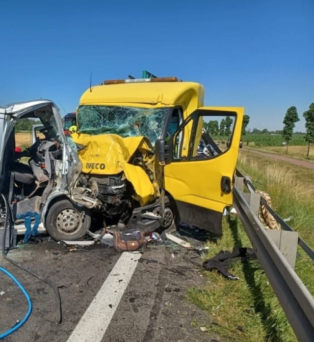 Wypadek na drodze krajowej nr 12 w Brzeziu. 4 osoby trafiły do szpitala. Przyczyny wypadku