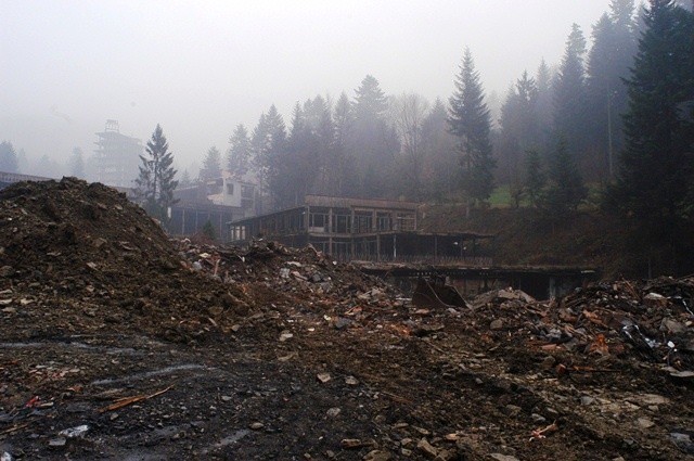 Polskie Davos rośnie na ruinach beskidzkiego reliktu epoki PRL w Kozubniku