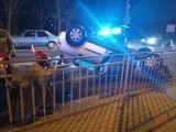 Groźnie wyglądający wypadek we Wrocławiu. Na ul. Kosmonautów dachowało auto (ZDJĘCIA)