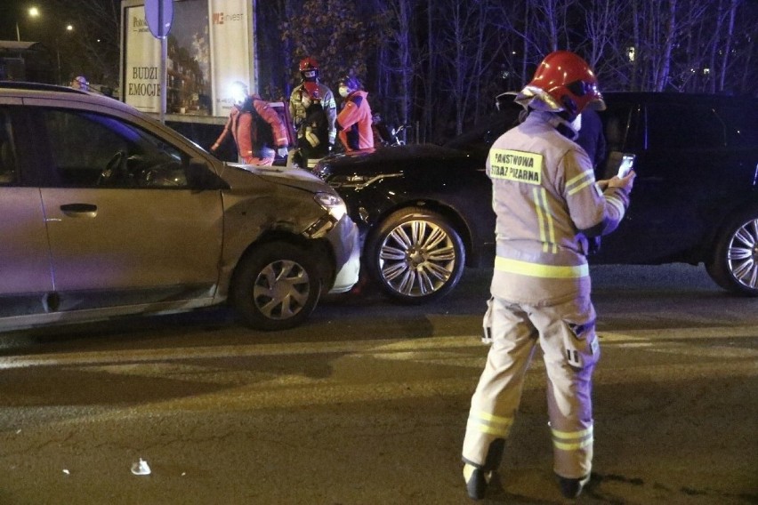 Groźnie wyglądający wypadek we Wrocławiu. Na ul. Kosmonautów dachowało auto (ZDJĘCIA)