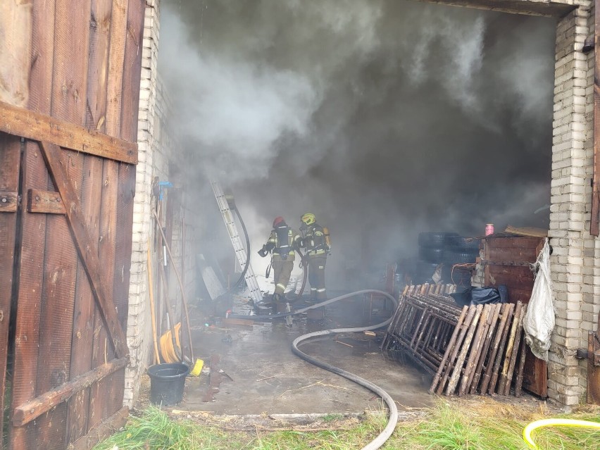 Pożar w Kamieńsku. Płonącą stodołę gasiło 25 strażaków. ZDJĘCIA