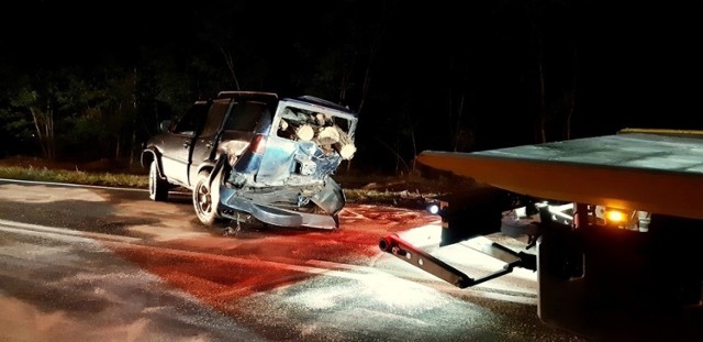 Do tragicznego wypadku doszło w piątek, 13 września na drodze pomiędzy Cybinką i Uradem. Informacje o zdarzeniu strażacy otrzymali o godzinie 20:06. 
- Po chwili wyruszyliśmy z remizy w sile jednego zastępu (GBA). Opr&oacute;cz nas na miejscu wypadku obecne były r&oacute;wnież: trzy zastępy z JRG w Słubicach (GBA, SRt, SLOp), cztery Zespoły Ratownictwa Medycznego, funkcjonariusze policji wraz z grupą dochodzeniowo &ndash; śledczą, kt&oacute;ra prowadziła swoje czynności pod nadzorem prokuratora oraz grupa interwencyjna zarządcy drogi - informują strażacy z Ochotniczej Straży Pożarnej w Cybince. 

Zderzyły się dwa auta
Jak ustaliliśmy,  kierujący fordem z pasażerką wyjeżdżał z lasu. Niestety zrobił to tak niefortunnie, że wjechał prosto pod prawidłowo jadącego mercedesa. Siła zderzenia była ogromna. 

Nie żyją dwie osoby
- W wyniku zdarzenia śmierć poniosły dwie osoby jadące fordem (jedna osoba zginęła na miejscu, druga w wyniku obrażeń w szpitalu z Zielonej G&oacute;rze) - informują strażacy. 
Poszkodowany kierujący mercedesem został przewieziony do szpitala w Słubicach.

- Działania służb polegały na zabezpieczeniu miejsca zdarzenia oraz udzieleniu kwalifikowanej pierwszej pomocy poszkodowanym. Droga w miejscu wypadku przez wiele godzin była zablokowana, wyznaczone zostały objazdy. Po zakończonych działaniach do remizy powr&oacute;ciliśmy kilka minut przed p&oacute;łnocą.  - dodają strażacy z OSP w Cybince. 

Przyczyny zdarzenia wyjaśnia policja.

WIDEO: Szaleńczy rajd ulicami Zielonej G&oacute;ry. 26-latek uciekał policji.
&lt;script async defer class=&quot;XlinkEmbedScript&quot; data-width=&quot;640&quot; data-height=&quot;360&quot; data-url=&quot;//get.x-link.pl/969f55b4-ff5c-05e1-dc26-417f9ee2b5d9,0c1eb9bb-8b0b-b748-8ee0-dc492d16143e,embed.html&quot; type=&quot;application/javascript&quot; src=&quot;//prodxnews1blob.blob.core.windows.net/cdn/js/xlink-i.js?v1&quot;&gt;&lt;/script&gt;