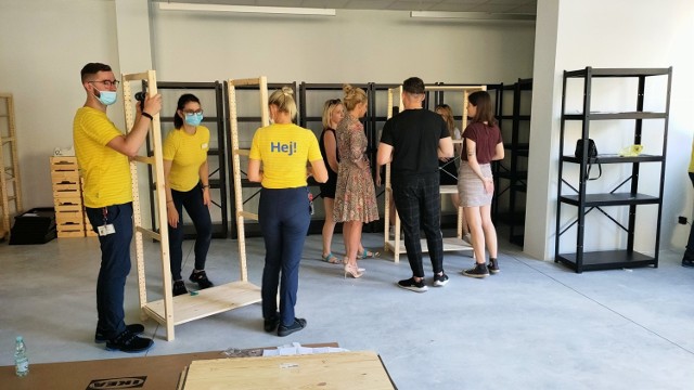 W środę 7 lipca w sklepie socjalnym Spichlerz w Dąbrowie Górniczej trwał montaż wyposażenia, dostarczonego przez IKEA 

Zobacz kolejne zdjęcia/plansze. Przesuwaj zdjęcia w prawo - naciśnij strzałkę lub przycisk NASTĘPNE