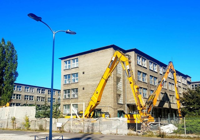 Zabytki Warszawa. W sobotę rano patrol straży miejskiej powstrzymał rozpoczęcie pracy wyburzeniowych przy ul. Czerniakowskiej 89/93. Znajduje się tam kompleks budynków Warszawskich Zakładów Mechanicznych.