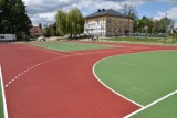 Kompleks sportowy przy szkole w Rakowie w gminie Jędrzejów już prezentuje się imponująco. Wkrótce odbiór prac (GALERIA ZDJĘĆ)