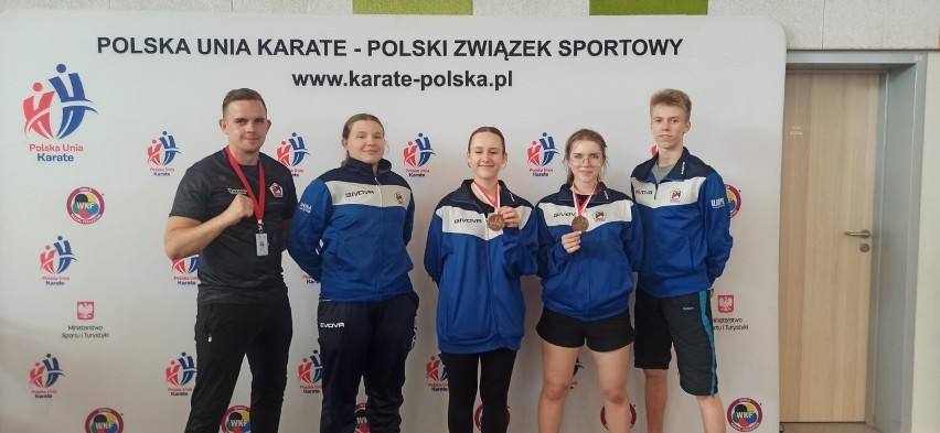 Medalistki Mistrzostw Polski Karate ze Stegny. Dziewczyny zdobyły brązowe medale