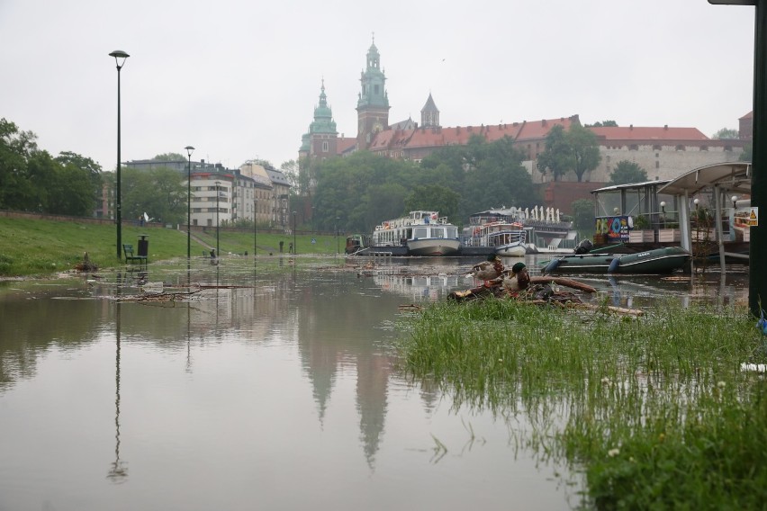 Kraków. Fala kulminacyjna na Wiśle. Bulwary zostały zalane [ZDJĘCIA] 