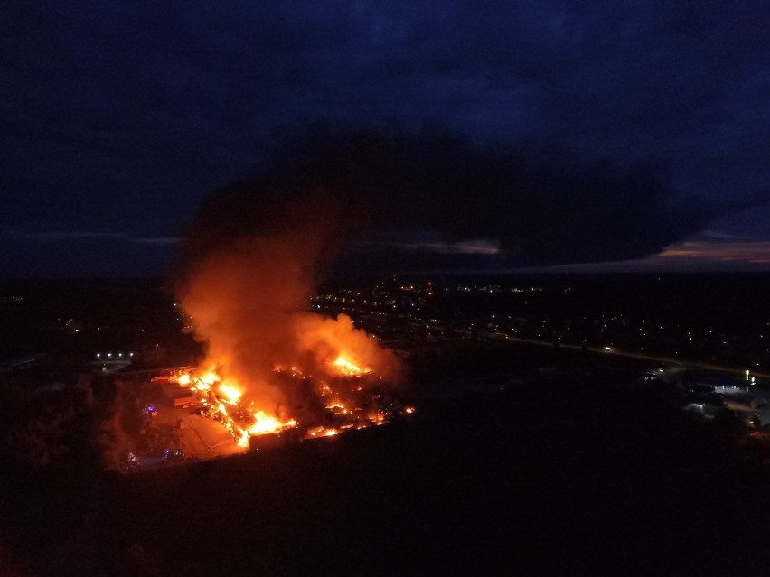Pożar w fabryce Opak w Szczecinku. Ogień pomógł opanować ciężki sprzęt [ZDJĘCIA] 