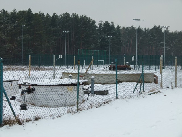 Nieprzyjemne zapachy wydostają się z oczyszczalni ścieków na terenie szkoły w Klukach