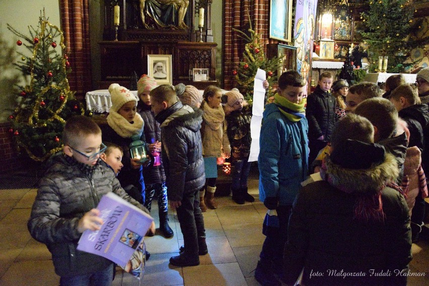 Mrok kościoła rozpraszały tylko światła lampionów, czyli nastrojowe roraty [ZDJĘCIA,WIDEO]