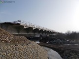 Kurów. Most powstający w ciągu DK nr 75 między Brzeskiem a Nowym Sączem połączył dwa brzegi Dunajca [ZDJĘCIA]