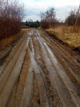 Mieszkańcy ul. Pieczyskiej w Koronowie są bezradni. Burmistrz uważa, że droga jest za wąska, by stawiać na niej lampy