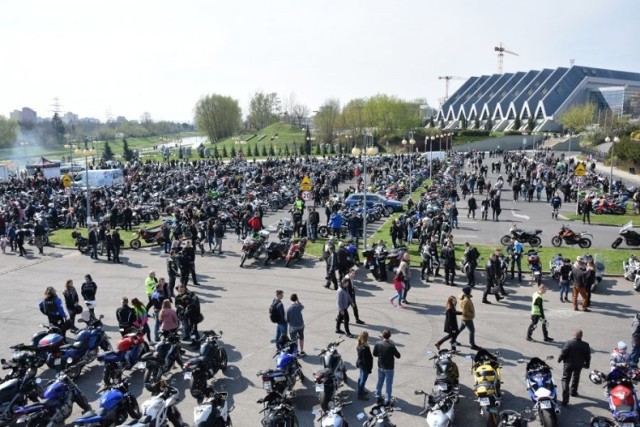 Idealna pogoda towarzyszyła dziś w Rzeszowie ponad 2 tysiącom uczestników wiosennego zlotu miłośników jednośladów. Motocykliści przywitali wiosnę topiąc marzannę.