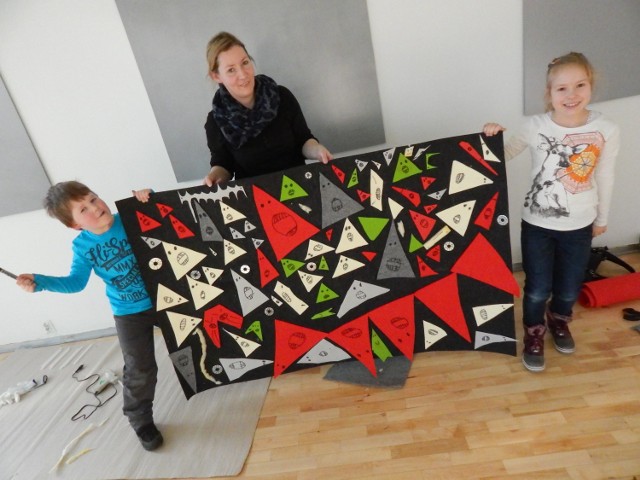 Mikołaj z mamą Beatą i kuzynką Amelką prezentują swój "dywan przyszłości".