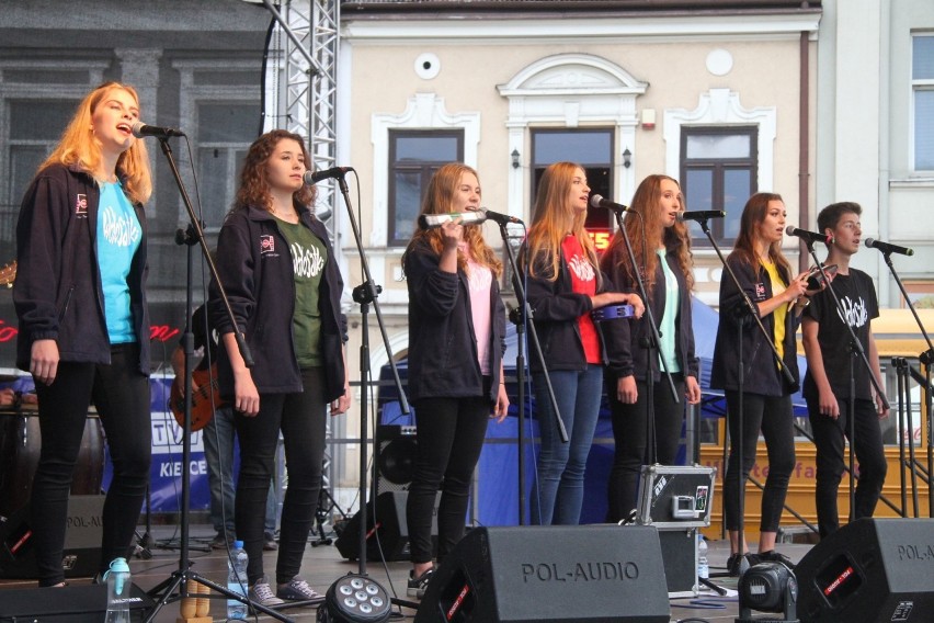 Sobotni koncert na Rynku w Kielcach. Zaśpiewały Wołosatki [ZDJĘCIA]