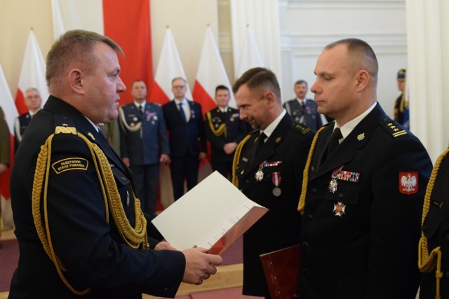 Awanse i odznaczenia zostały wręczone strażakom podczas uroczystej zbiórki w Podkarpackim Urzędzie Wojewódzkim w Rzeszowie z okazji Narodowego Święta Niepodległości