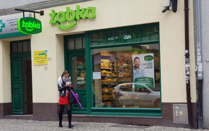 Maseczki z Żabki. Cena niska, sklep rezygnuje z zysku. Czy chronią przed koronawirusem?